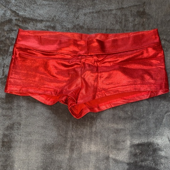 iHeartRaves Red Scrunch Booty Short Size Medium - Picture 4 of 4